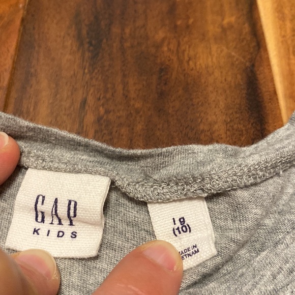 Girl’s Size L(10) Grey GAP Polka Dot T-shirt with Flippy Sequins Maple Leaf 🍁 - Picture 4 of 5